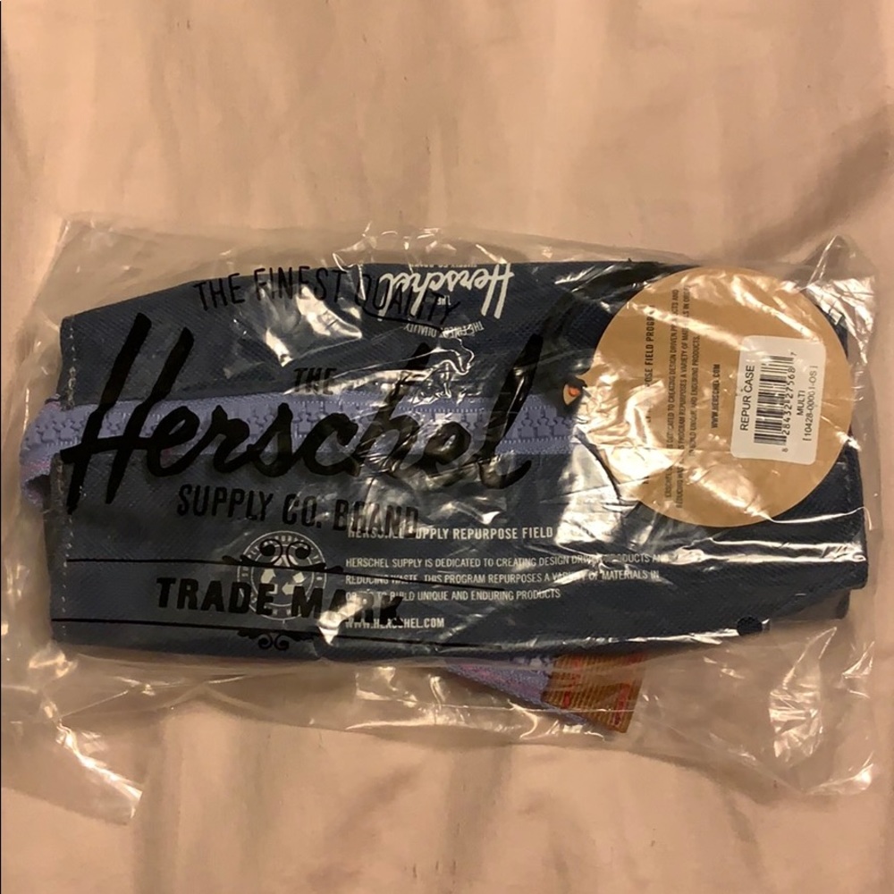 Herschel pouch